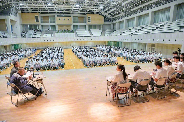 関西創価学園の池田講堂で行われた対話プロジェクト。“目標をどう見つければよいか”“後悔しない生き方とは”――関西創価中学生の真剣な質問に、佐藤さんは熱意を込めて応答した（7月7日）
