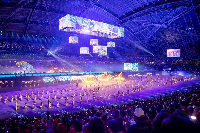 シンガポールの独立記念式典で華麗なパフォーマンスを披露するSGSの出演者ら（9日、ナショナル・スタジアムで）