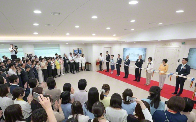 鎮川研修センターの恩師記念室のオープニングで、谷川SGI理事長らがテープカットを行った