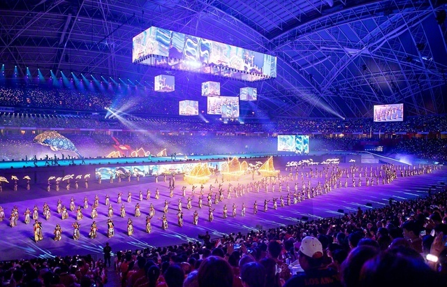 シンガポールの独立記念式典で華麗なパフォーマンスを披露するSGSの出演者ら（9日、ナショナル・スタジアムで）