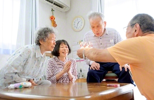 91歳のバースデーケーキを囲む小林さん一家。支え合って生きる喜びが満ちあふれている（左から母・秀子さん、小林さん、父・規矩夫さん、夫・信五さん）