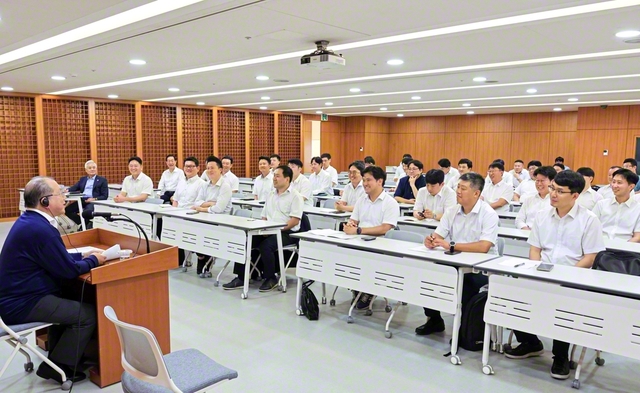谷川SGI理事長が、使命の天地で躍動する韓国のヤング壮年部の友を激励した（ソウルの韓国SGI本部で）