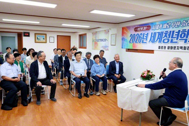 ソウルの鍾路区で20年以上にわたって個人会場を提供する鄭鍾錫さん（前列右から3人目）と李幸淳さん（同2人目）夫妻に、谷川SGI理事長が温かな励ましを送った