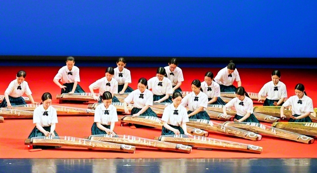 全員が心を一つに、息の合った演奏を披露した創価高校の箏曲部（東京・新国立劇場で）