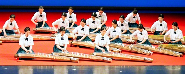 全員が心を一つに、息の合った演奏を披露した創価高校の箏曲部（東京・新国立劇場で）