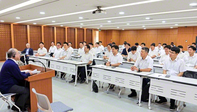 谷川SGI理事長が、使命の天地で躍動する韓国のヤング壮年部の友を激励した（ソウルの韓国SGI本部で）