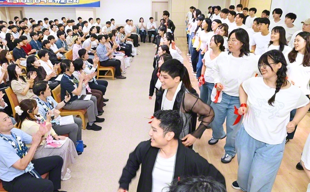 南ソウルの集いでは、韓国の青年の有志がはつらつとダンスを披露し、惜しみない拍手が送られた（永登浦希望文化会館で）