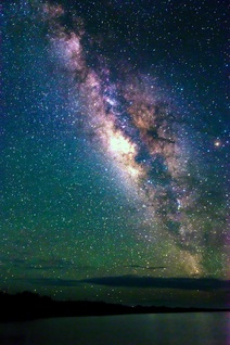 夏の沖縄の夜空に見える天の川。無数の恒星の集まりからできている©アフロ