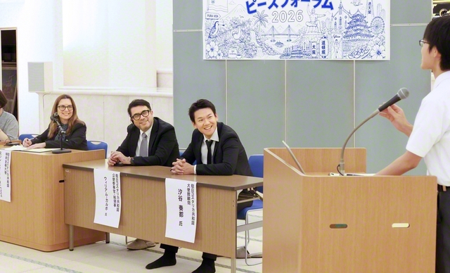 「ピースフォーラム2026」では、関西高の生徒らと大使が交流した（長崎平和会館で）