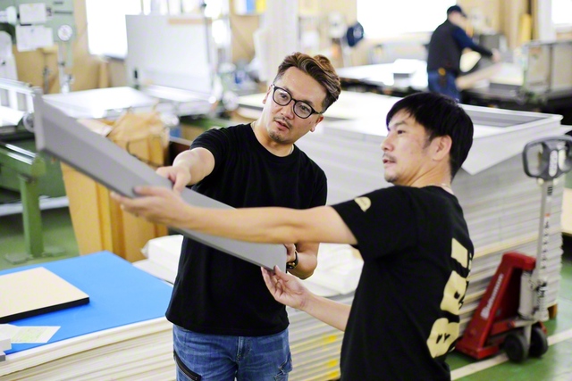 社員からの相談に応える甲斐さん㊧。いつも社員一人一人と、その家族の幸福を祈っている