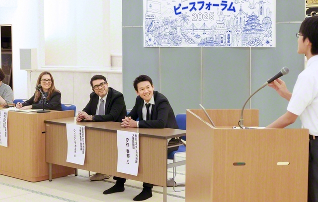 「ピースフォーラム2026」では、関西高の生徒らと大使が交流した（長崎平和会館で）