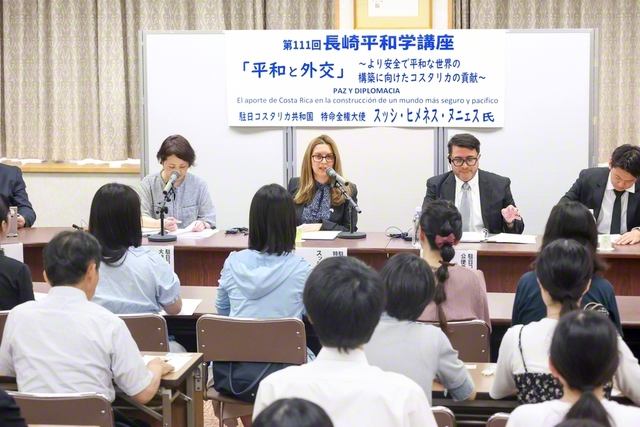 長崎平和会館で行われた「長崎平和学講座」で講演するコスタリカのヒメネス駐日大使（壇上左から2人目）