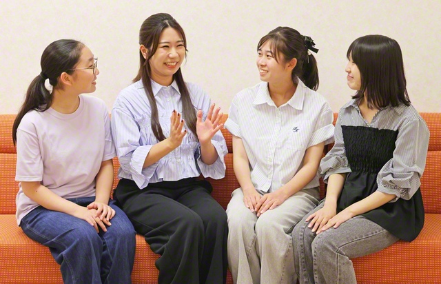 深山副女子未来部長（左から2人目）が、女子中等部の友と和やかに