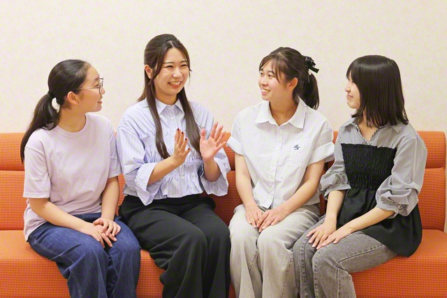深山副女子未来部長（左から2人目）が、女子中等部の友と和やかに
