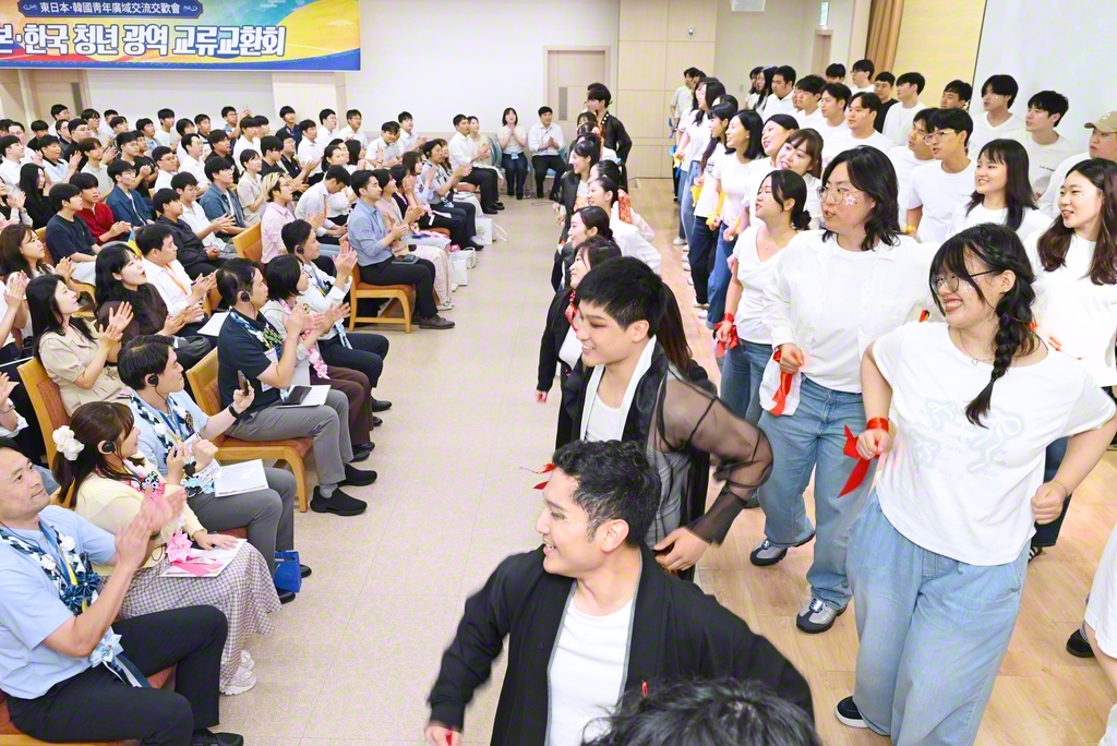 南ソウルの集いでは、韓国の青年の有志がはつらつとダンスを披露し、惜しみない拍手が送られた（永登浦希望文化会館で）