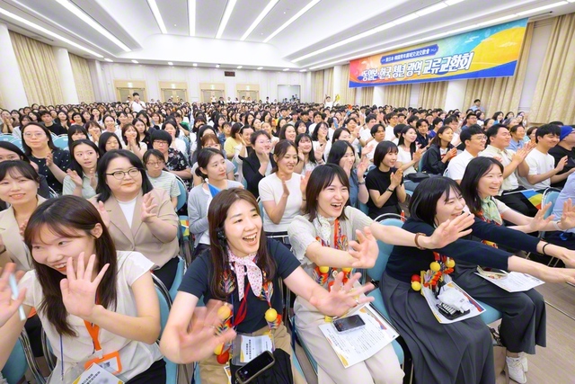 広布に生き抜く日韓の青年の笑顔が輝いた大邱の交歓会（大邱広域寿城文化会館で）