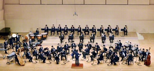 豊かな音色を響かせた音楽隊・関西吹奏楽団（滋賀・ひこね市文化プラザで）