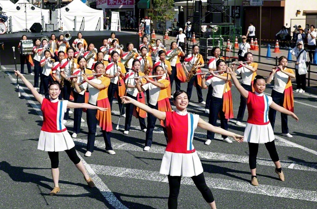 流麗な演技・演奏を披露した関西富士鼓笛隊（23日、大阪・寝屋川市内で）