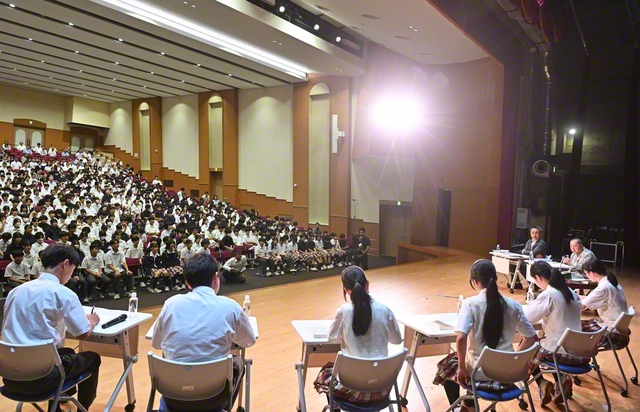 佐藤優さんと東京・創価中学校の生徒による対話プロジェクト。世界平和のあり方やチームワーク、後悔しない進路の選び方など、多彩なテーマについて語り合った（7月16日、東京・小平市の創価学園池田講堂で）