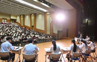 佐藤優さんと東京・創価中学校の生徒による対話プロジェクト。世界平和のあり方やチームワーク、後悔しない進路の選び方など、多彩なテーマについて語り合った（7月16日、東京・小平市の創価学園池田講堂で）