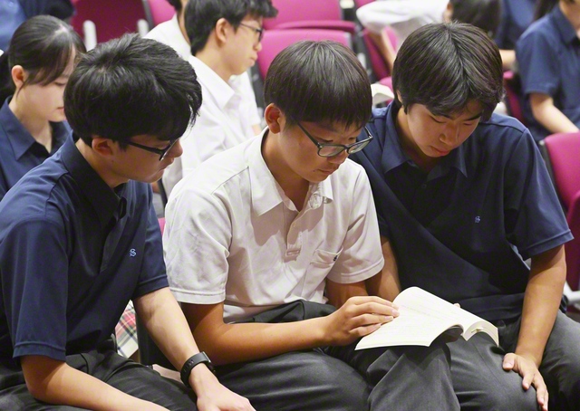 『希望対話』を手に、珠玉の言葉に向き合う生徒たち