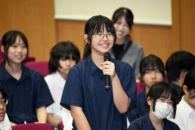 向上心を胸に、代表の生徒が質問を投げかけた