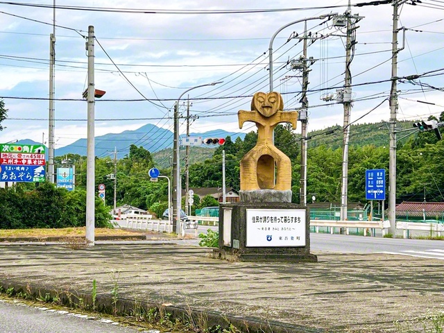 【群馬　「ハート形土偶」の像】交通安全を見守る、国道の三差路のハート形土偶の像（JR群馬原町駅から徒歩で約20分）