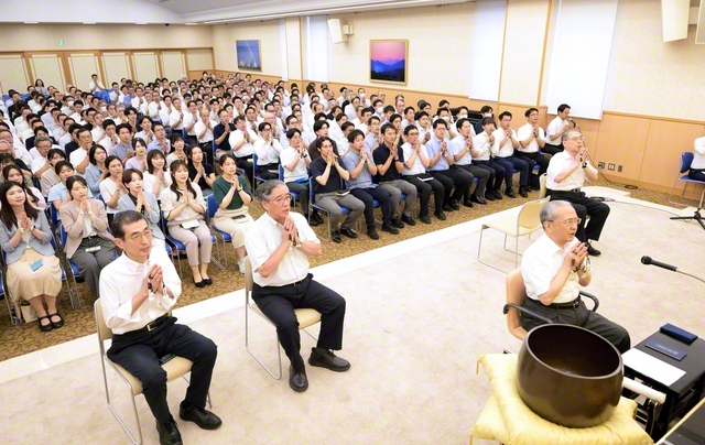 「聖教新聞創刊原点の日」記念の勤行会。原田会長の導師で、広布誓願の祈りをささげた（世界聖教会館で）