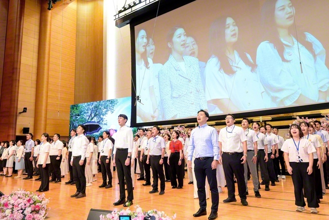 日韓の青年が肩を並べ、韓国語で民謡「アリラン」を高らかに。友好の歌声が会場を包み込んだ