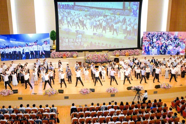両国青年部の勇壮な指揮とともに、学会歌「今日も元気で」を全員で合唱