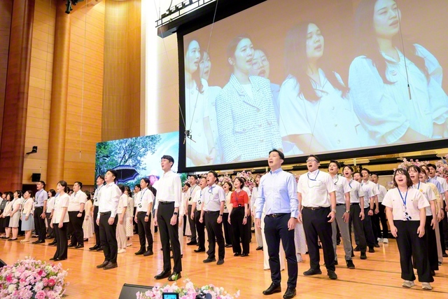 日韓の青年が肩を並べ、韓国語で民謡「アリラン」を高らかに。友好の歌声が会場を包み込んだ