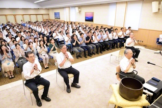 「聖教新聞創刊原点の日」記念の勤行会。原田会長の導師で、広布誓願の祈りをささげた（世界聖教会館で）