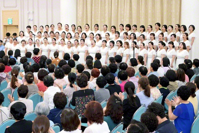 女性部の木蓮合唱団が美しいハーモニーで「母」などを歌い上げた（同）