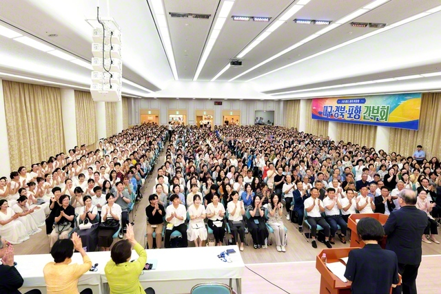 広布に走り抜いて集い合った大邱、慶北、浦項の友。大会は8・24「池田先生の入信記念日」という意義深き日に行われ、同志は広布への誓いを新たにした（24日、大邱広域寿城文化会館で）
