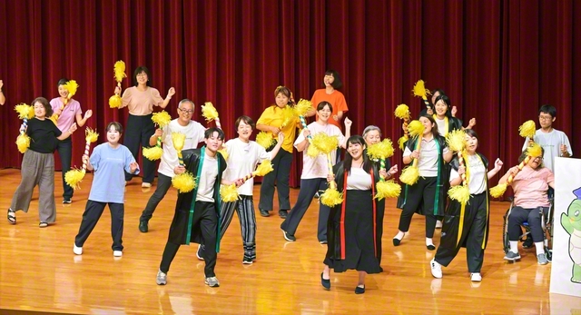 有志がダンスを披露。会場の参加者が一緒に踊る一幕も（同）