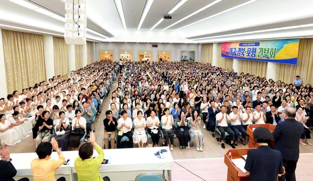 広布に走り抜いて集い合った大邱、慶北、浦項の友。大会は8・24「池田先生の入信記念日」という意義深き日に行われ、同志は広布への誓いを新たにした（24日、大邱広域寿城文化会館で）