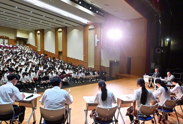 佐藤優さんと東京・創価中学校の生徒による対話プロジェクト。世界平和のあり方やチームワーク、後悔しない進路の選び方など、多彩なテーマについて語り合った（7月16日、東京・小平市の創価学園池田講堂で）