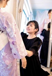 一人一人の美しさを引き出す藤田さん。時には悩み相談に乗りながら着付けをすることも。「自然体でいいんだよ」。それは、不器用だったかつての自分に言ってあげたい言葉だった