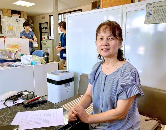 スタッフや利用者に寄り添い続ける城下さん。事務所で