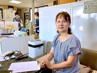 スタッフや利用者に寄り添い続ける城下さん。事務所で