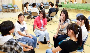 笑顔輝く東京・国立常勝区の集いでは、同世代の友と有意義な語らいが弾んだ（20日、国立文化会館で）