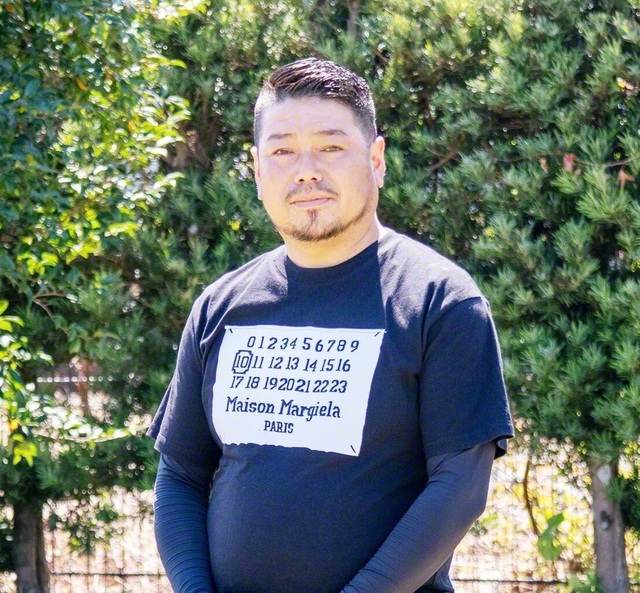 「SNSを通じて、地域の皆さんと情報を共有しています」と話す古庄さん（南区内で）