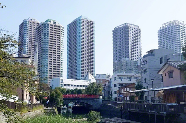 東京都中央区の佃小橋。昔ながらの街並みと高層ビル群が独特の風情を醸し出している