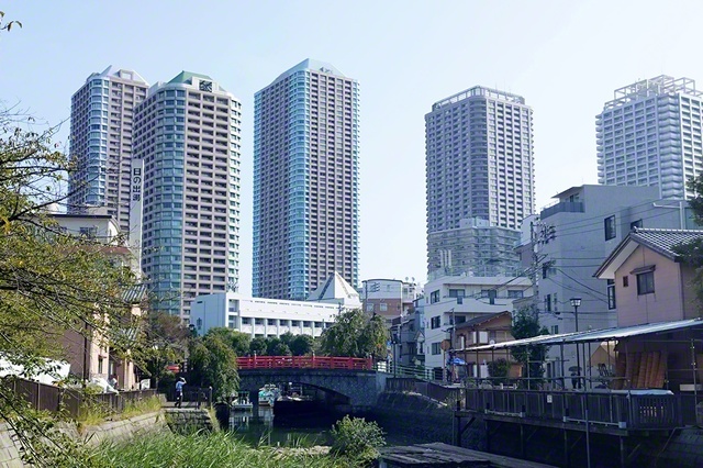 東京都中央区の佃小橋。昔ながらの街並みと高層ビル群が独特の風情を醸し出している
