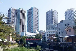 東京都中央区の佃小橋。昔ながらの街並みと高層ビル群が独特の風情を醸し出している