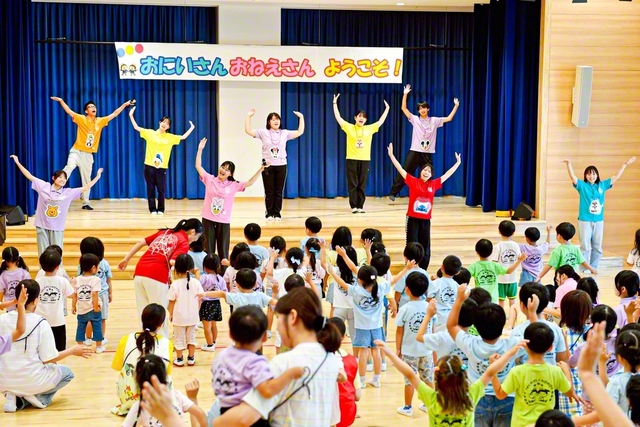札幌創価幼稚園で開かれた創大生との交歓会。待ち望んでいた園児たちが大はしゃぎで喜んだ（27日）