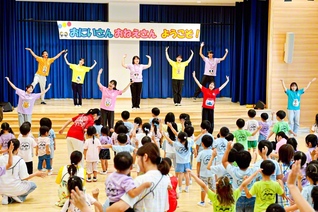 札幌創価幼稚園で開かれた創大生との交歓会。待ち望んでいた園児たちが大はしゃぎで喜んだ（27日）