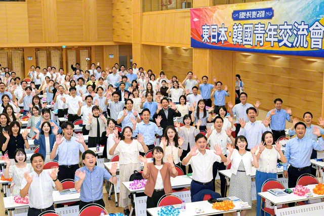 韓国SGIの「本部幹部会・韓日青年躍動総会」（上）と、広布の誓いがあふれた「東日本・韓国青年交流団」の修了式