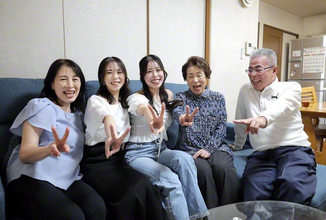 常に味方でいてくれる家族に感謝は尽きない（左から母・久美子さん、姉・順子さん、美紀さん、祖母・絹枝さん、父・憲一さん）
