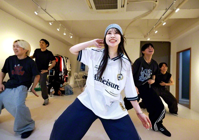 ダンスを教える美紀さん。上司からは「美紀先生のおかげで、職場の雰囲気が一変しました」と、信頼を寄せられている